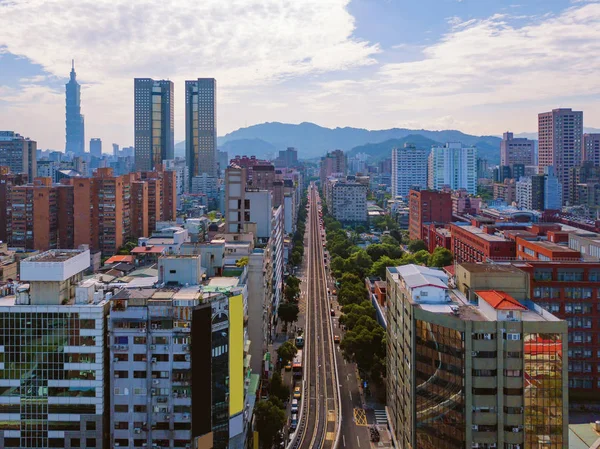 Flybilde av Taipei sentrum, Taiwan. Finansdistrikt og b – stockfoto