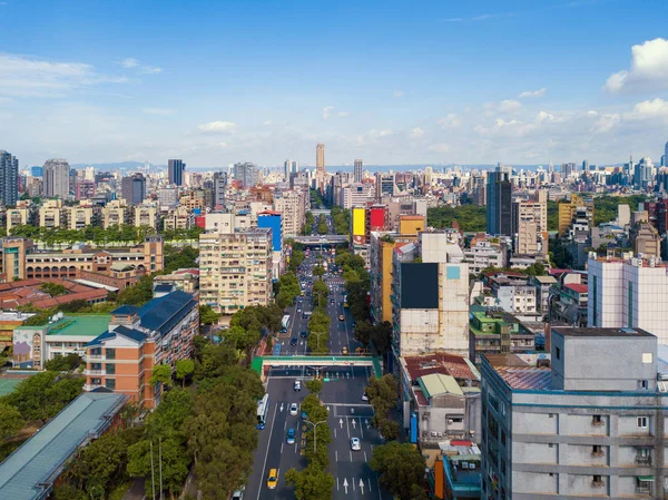 Flybilde av Taipei sentrum, Taiwan. Finansdistrikt og b – stockfoto