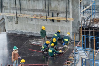 Yoğun endüstriyel şantiye çalışanlarının havadan görünümü
