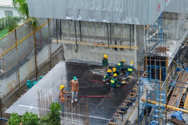 Yoğun endüstriyel şantiye çalışanlarının havadan görünümü