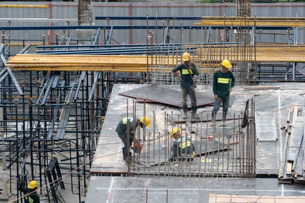 Vista aérea dos trabalhadores ocupados do estaleiro de construção industrial com cr — Fotografia de Stock