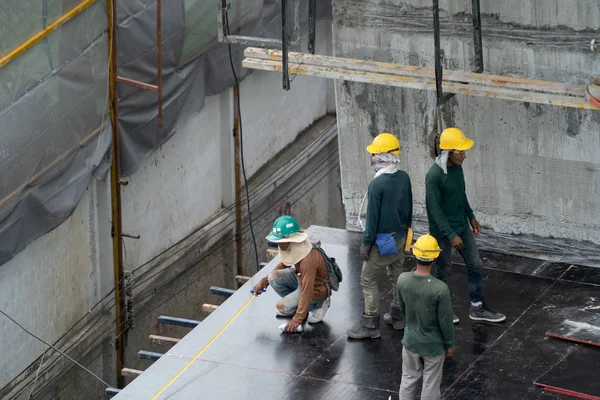 Vue aérienne des travailleurs de chantier industriel occupés avec cr — Photo