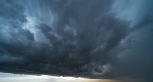 Dramático cielo lluvioso con nubes oscuras y esponjosas. Natur abstracto —  Fotos de Stock