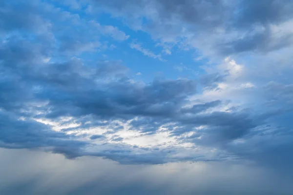 Cielo azul claro con nubes blancas esponjosas. Fondo de la naturaleza abstracta — Foto de Stock