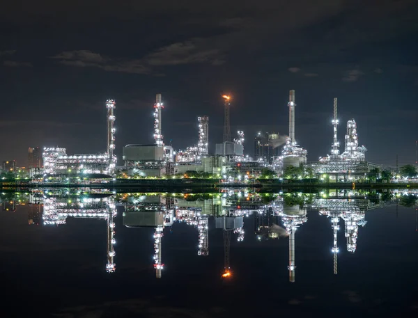 Refinería petroquímica de petróleo y mar en ingeniería industrial con — Foto de Stock