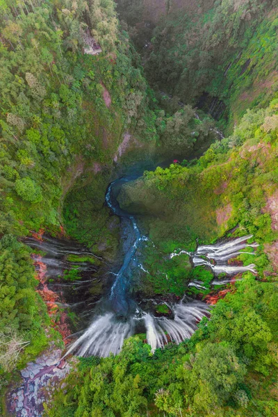 Vista aérea da Cachoeira de Sewu. Paisagem natural de Jinguashi em — Fotografia de Stock