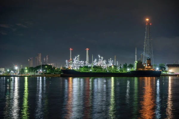 Raffineria petrolchimica e mare in ingegneria industriale — Foto Stock