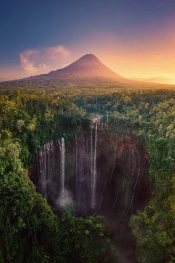 Sunr'da Tumpak Sewu şelalesi ve Semeru dağının havadan görünümü