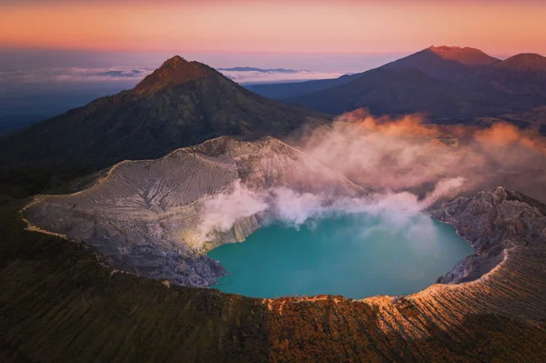 Vista aérea del volcán Kawah Ijen con agua de azufre turquesa la — Foto de Stock