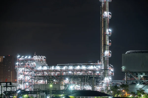 Refinería petroquímica de petróleo y mar en ingeniería industrial con — Foto de Stock