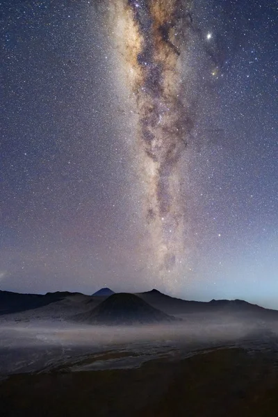 夜のブロモ山の上の天の川と星。アクティブな火山 — ストック写真