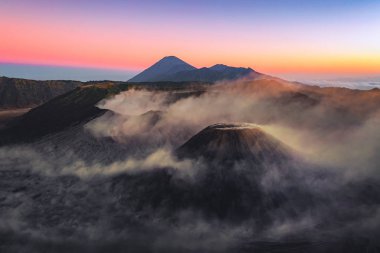Gün doğumunda Bromo Dağı'nın havadan görünümü. Aktif bir yanardağ, bir