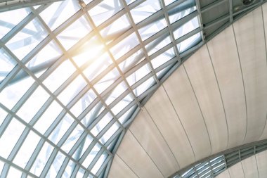 Modern ofis binası çatı çelik yapısı. Metal pencereler gl