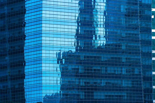 Janelas de edifícios de escritórios. Projeto de fachada de arquitetura de vidro azul — Fotografia de Stock