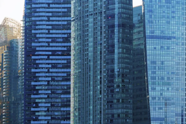 Παράθυρα κτιρίων γραφείων. Σχεδίαση πρόσοψης αρχιτεκτονικής με μπλε γυαλί — Φωτογραφία Αρχείου