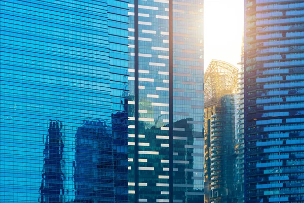 Kantoorgebouwen Windows. Blauw glas architectuur Gevelontwerp — Stockfoto