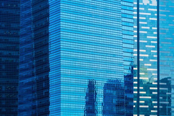 Janelas de edifícios de escritórios. Projeto de fachada de arquitetura de vidro azul — Fotografia de Stock