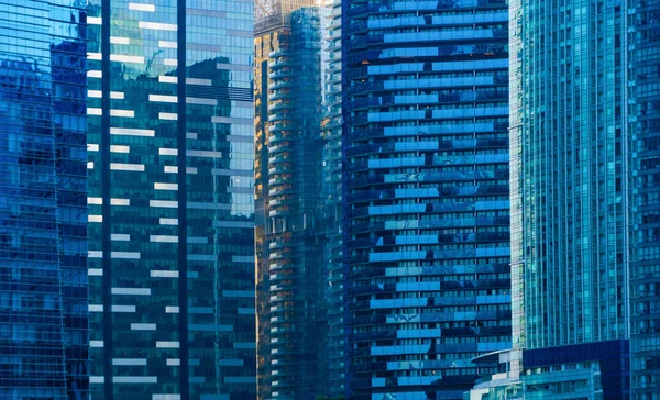 Παράθυρα κτιρίων γραφείων. Σχεδίαση πρόσοψης αρχιτεκτονικής με μπλε γυαλί — Φωτογραφία Αρχείου