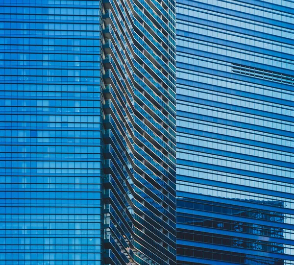 사무실 건물 창입니다. 블루 유리 건축 외관 디자인 — 스톡 사진