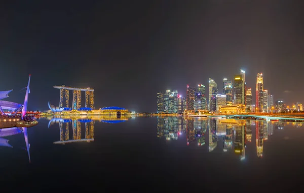 Singapore Downtown skyline at night with reflection. Financial d — Stock Photo, Image