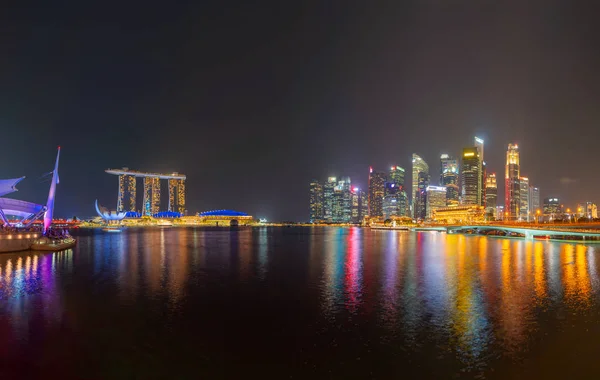 Singapore Downtown skyline à noite com reflexão. Finanças d — Fotografia de Stock