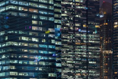 Ofis binalarının pencereleri geceleri aydınlatılır. Lighti