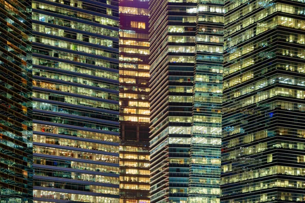 사무실 건물 의 패턴 창 밤에 조명. 라이트 ()에이치 (것 — 스톡 사진
