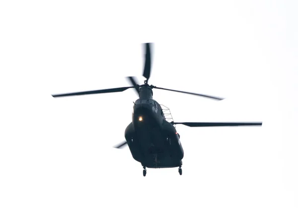흰색 뒷면에 고립 된 군사 수송 헬리콥터의 닫기 — 스톡 사진