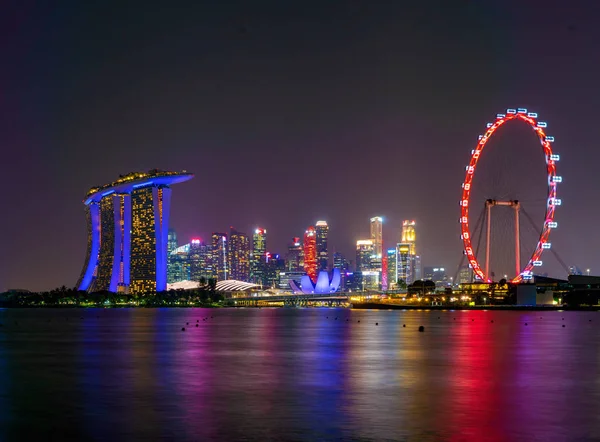 Singapore Downtown skyline à noite com reflexão. Finanças d — Fotografia de Stock