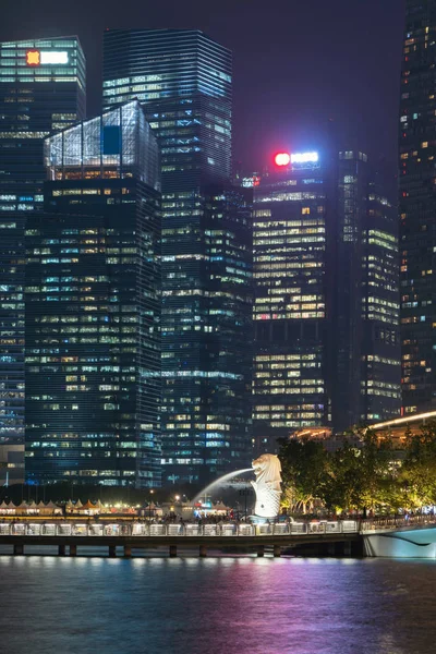 Merlion avec gratte-ciel dans la ville de Singapour la nuit. Sans objet — Photo