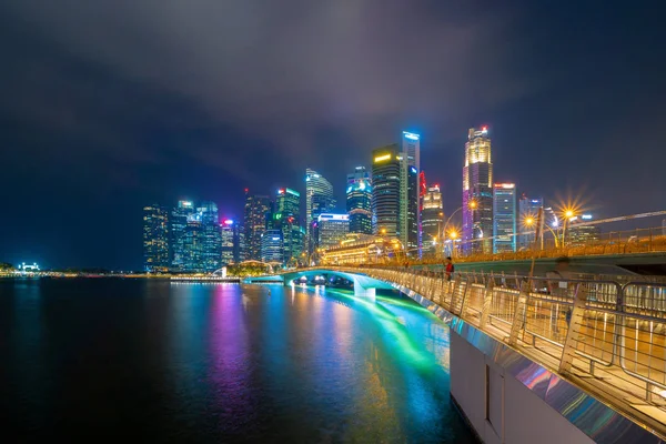 反射と夜のシンガポールダウンタウンのスカイライン。金融d — ストック写真