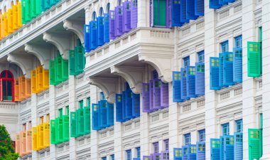 Cephe pencere arka plan ile renkli gökkuşağı pastel bina.