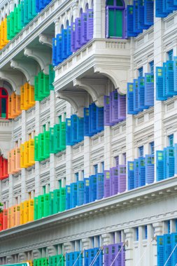 Cephe pencere arka plan ile renkli gökkuşağı pastel bina.