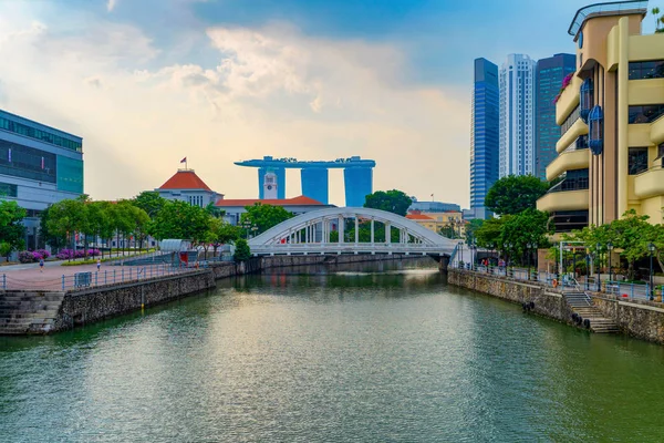 Сингапур Центр города с рекой, отражение. Финансовые проблемы — стоковое фото