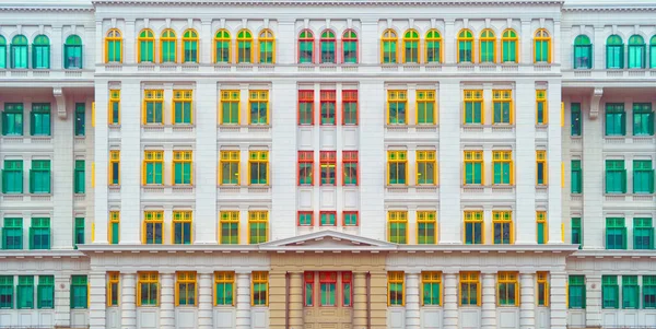 Colorido edificio de pastel arco iris con fondo de ventanas de fachada . — Foto de Stock