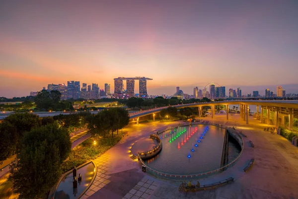 Marina Barrage. Singapore Downtown Skyline ao pôr-do-sol. Finanças — Fotografia de Stock