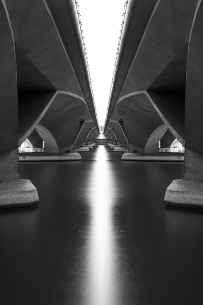 Reflexión bajo Esplanade Puente en estructura de arquitectura c —  Fotos de Stock