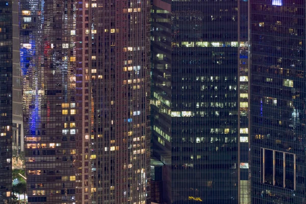 Patroon van kantoorgebouwen ramen verlicht 's nachts. Koraalrifverlich — Stockfoto