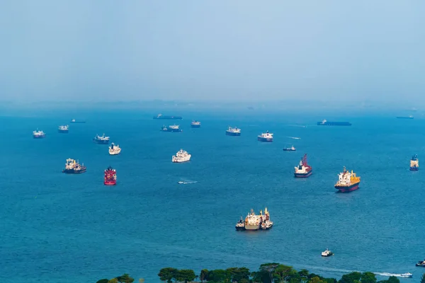 Luftaufnahme der Gruppe von Booten im Meer in der Nähe von Singapore Strand mit b — Stockfoto