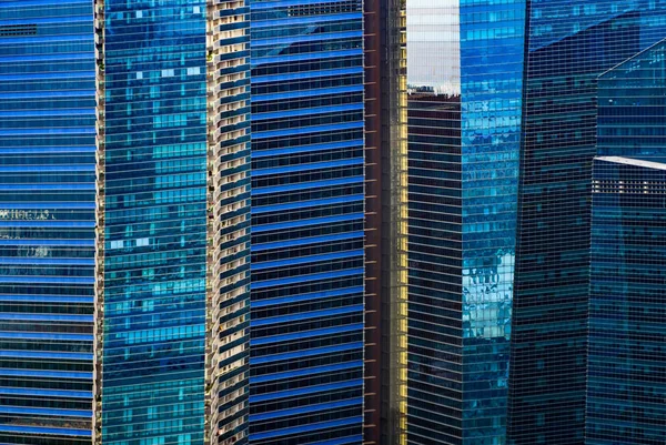 Janelas de edifícios de escritórios. Projeto de fachada de arquitetura de vidro azul — Fotografia de Stock