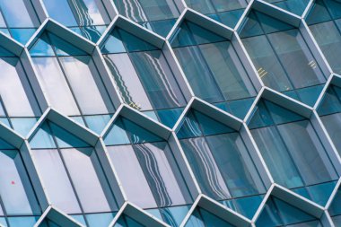 Ofis binaları. Fütüristik tec altıgen pencerelerin yapısı