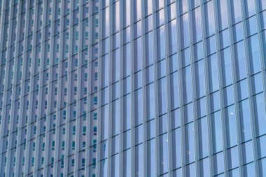 Ofis binaları pencereleri. Mavi cam mimari cephe tasarımı 