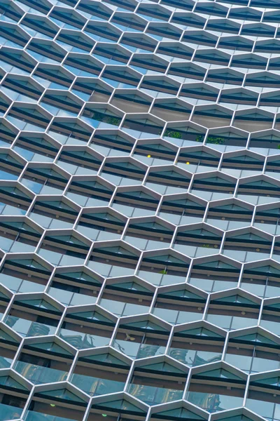 Prédios de escritórios. Estrutura de janelas hexágono em tec futurista — Fotografia de Stock