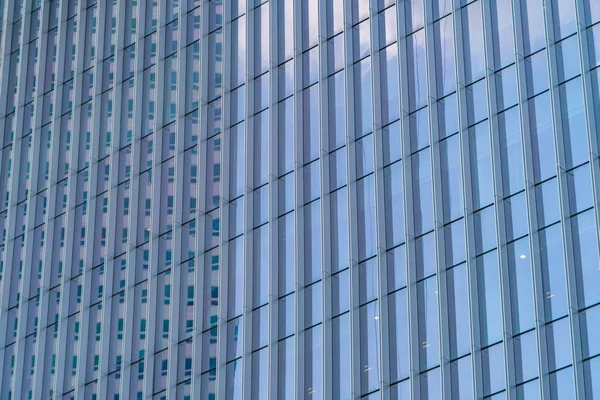 Edificios de oficinas ventanas. Diseño de fachada de arquitectura de vidrio azul —  Fotos de Stock