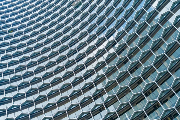 Edificios de oficinas. Estructura de ventanas de hexágono en tec futurista —  Fotos de Stock