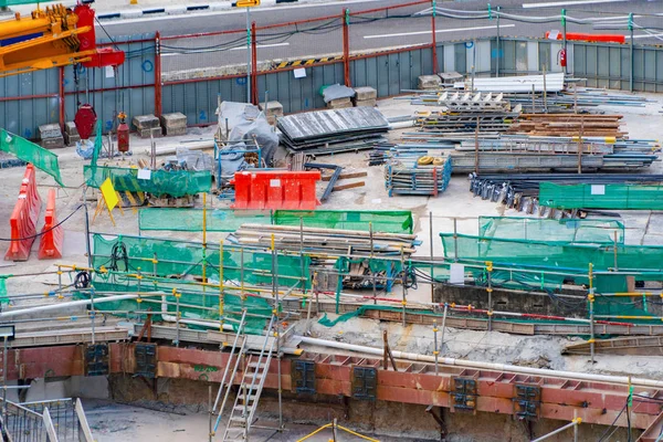 Luftaufnahme von fleißigen Industriearbeitern auf der Baustelle mit cr — Stockfoto