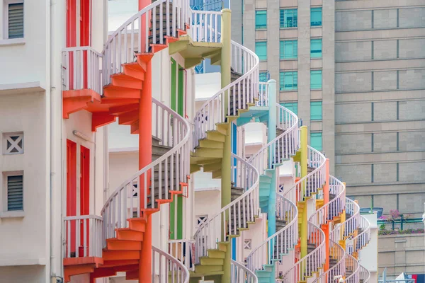 Närbild av färgglada pastellfärger spiraltrappor i Singapore, bugi — Stockfoto