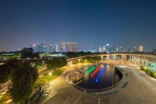 Marina Barrage. Singapur Downtown Skyline w nocy. Finansowe d — Zdjęcie stockowe