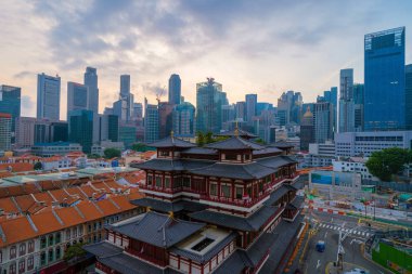 Çin kasabasında Buda Diş Emanet Tapınağı havadan görünümü, Singapor