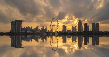 Yansıma ile gün batımında Singapur Downtown silueti. Finansal 